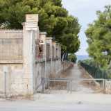 Superata la sala ricevimenti Copacabana, scorgiamo accanto a una villa rossa una stradina che ci permette di raggiungere la costa